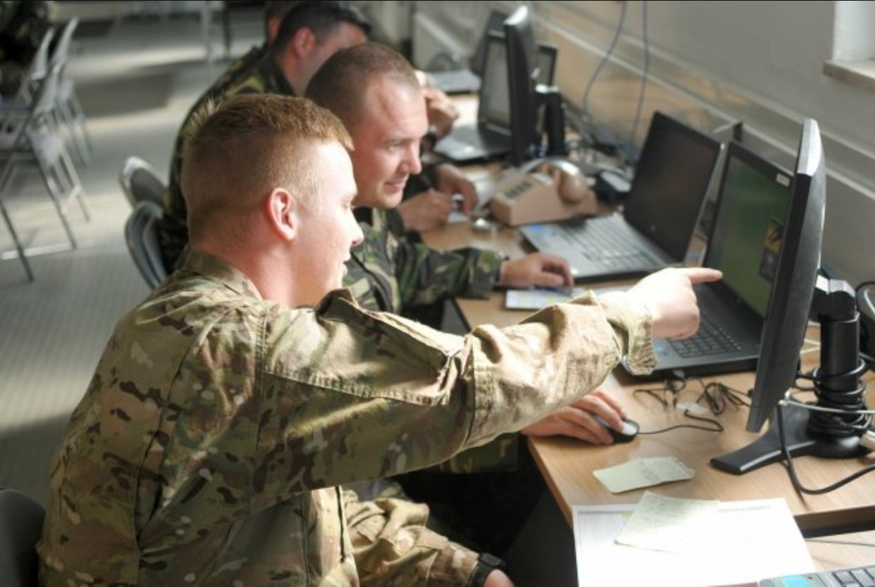 US_Army_Soldier_with_computer